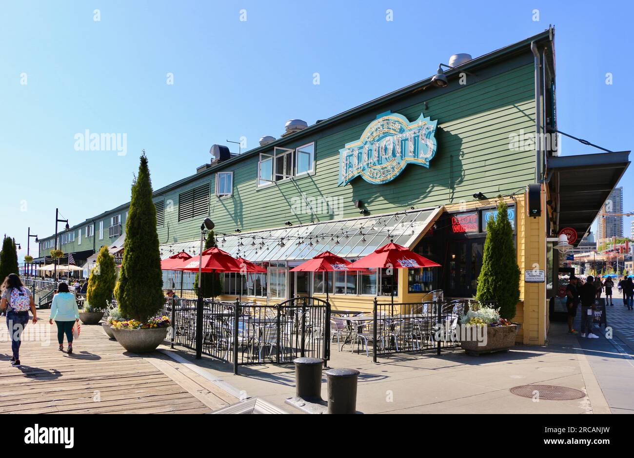 Terrasse im Elliotts Oyster House Restaurant mit vorbeiziehenden Touristen Alaskan Way Seattle Washington State USA Stockfoto