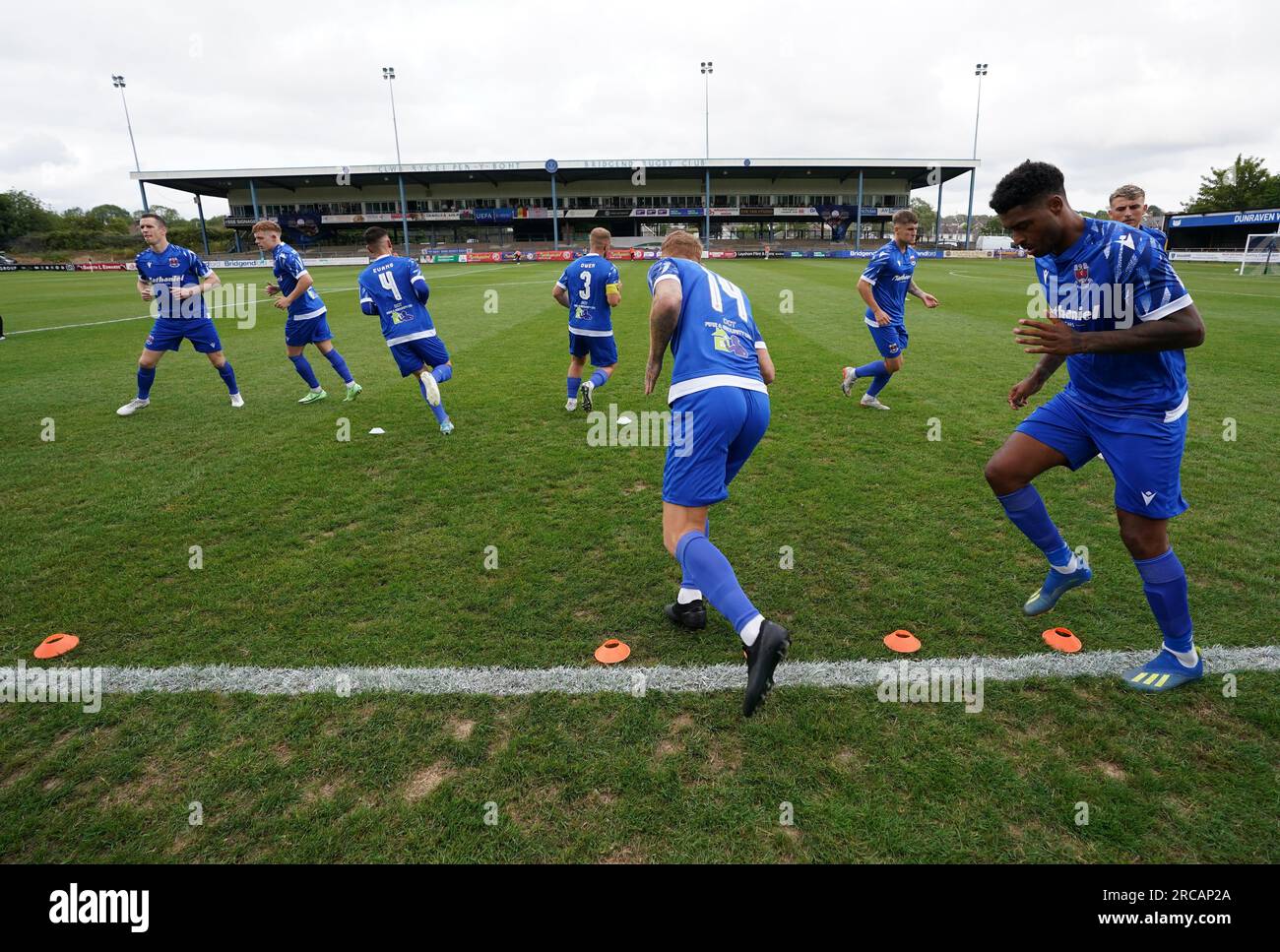 Penybont wärmt sich vor der ersten Runde der UEFA Europa Conference League auf der ersten Etappe im Dunraven Brewery Field in Bridgend auf. Foto: Donnerstag, 13. Juli 2023. Stockfoto