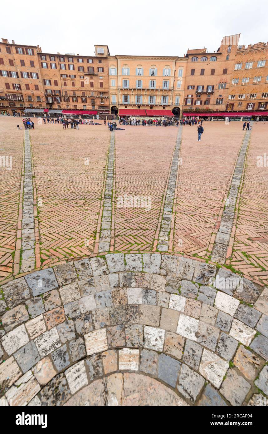 Siena, Italien - 7. April 2022: Piazza del Campo, zentraler Platz von Siena, Toskana, Italien. Stockfoto