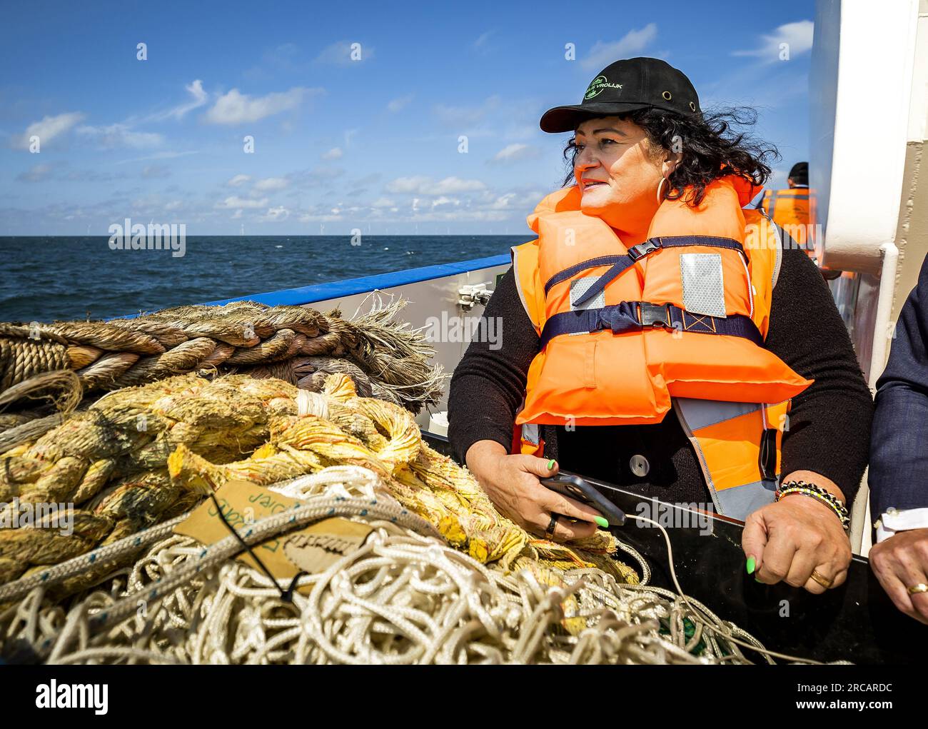 SCHEVENINGEN - Caroline van der Plas (BBB) während eines Arbeitsbesuchs auf einem Fischereifahrzeug. Während des Besuchs lernen Van der Plas zusammen mit Piet Adema, dem scheidenden Minister für Landwirtschaft, Natur und Lebensmittelqualität, und anderen Mitgliedern des Repräsentantenhauses das sogenannte Fliegenschießen-Verfahren kennen, bei dem Fische mit wenig Schaden gefangen werden können. ANP REMKO DE WAAL niederlande raus - belgien raus Stockfoto