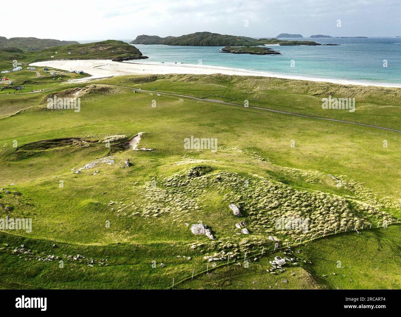 Das prähistorische Ruderhaus Traigh Na Berie als runde zentrale Depression im künstlichen Hügel. Über Sanddünen am Strand Traigh Na Berie, Bhaltos, Lewis Stockfoto