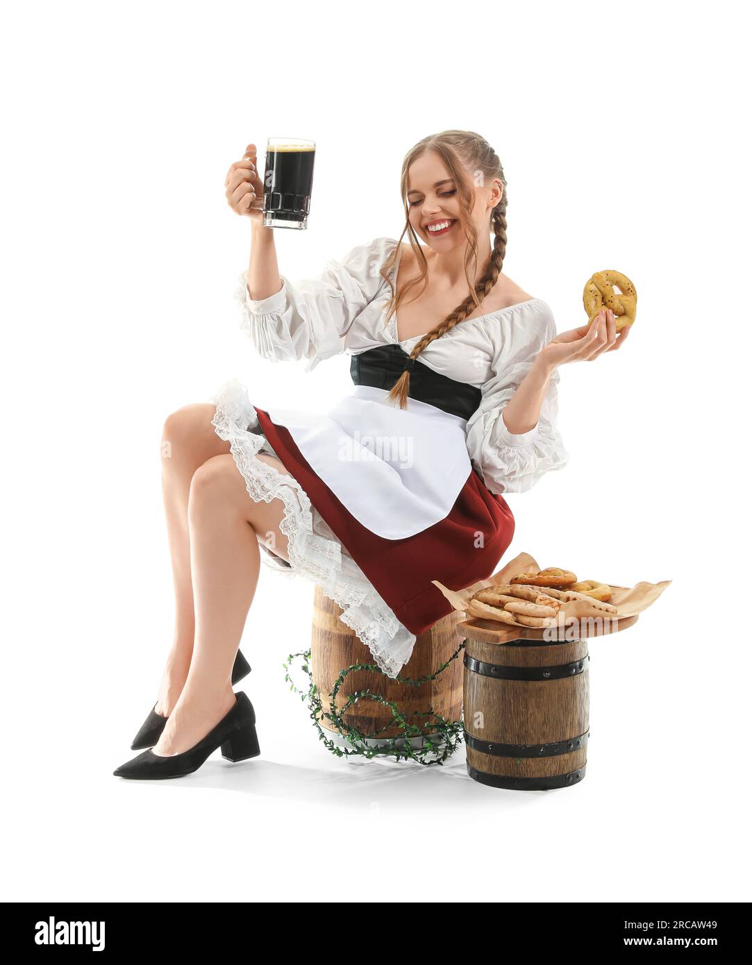 Wunderschöne Oktoberfest-Kellnerin mit Bier und Snacks auf weißem Hintergrund Stockfoto