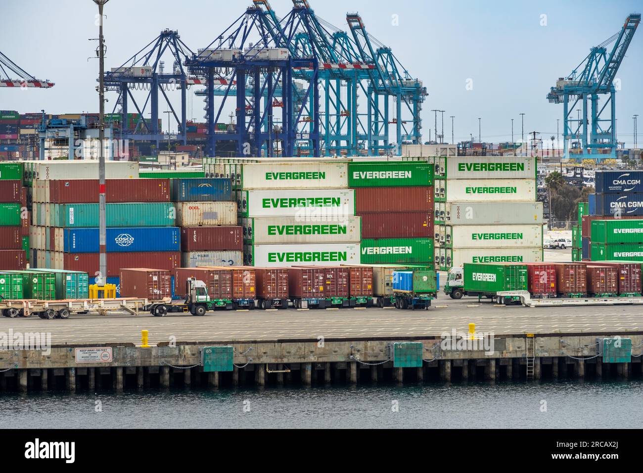 San Pedro, CA, USA – 2. Juni 2023: Sattelzugmaschinen und Versandcontainer auf Terminal Island im Hafen von Los Angeles in San Pedro, Califo Stockfoto
