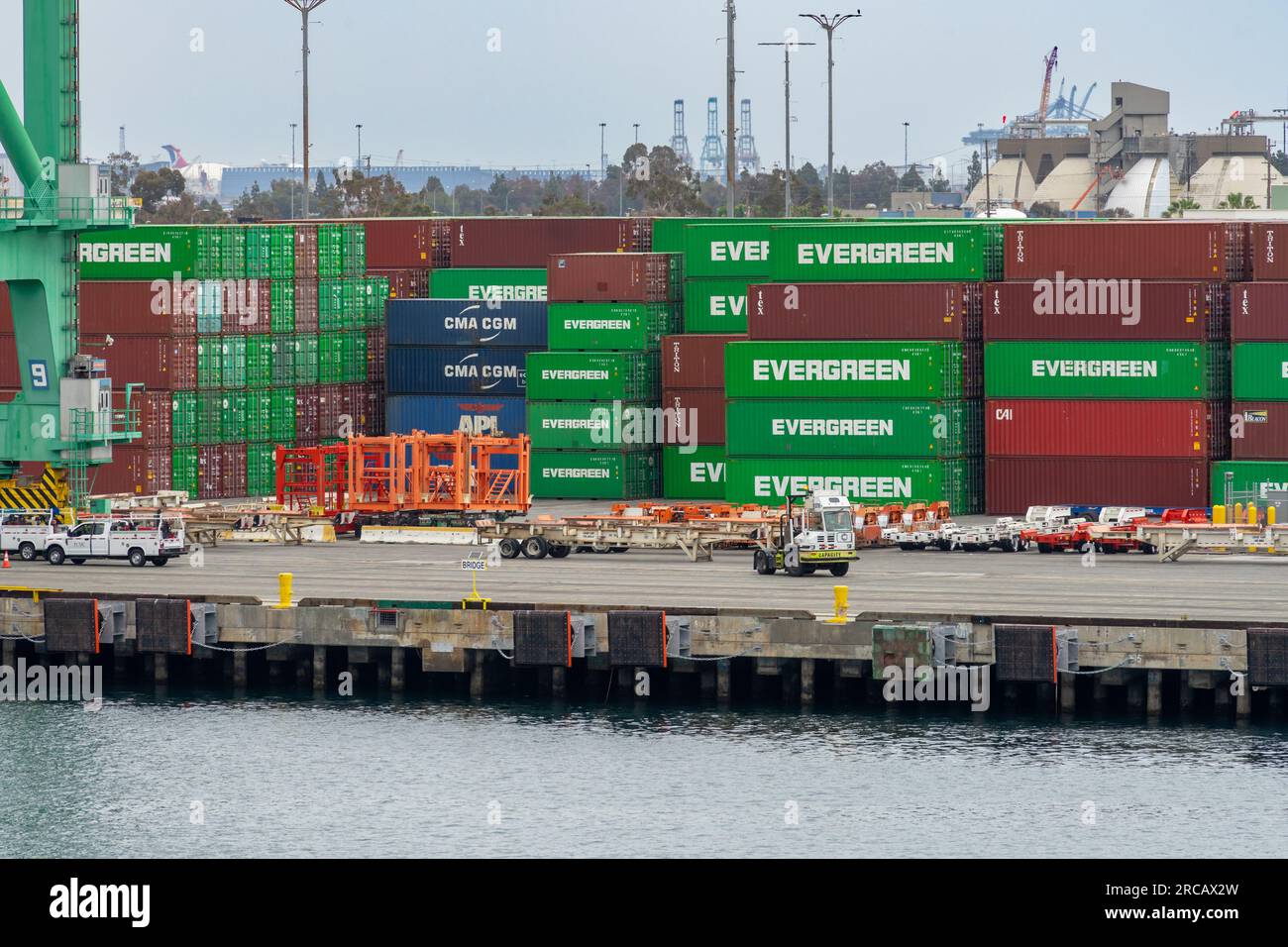 San Pedro, CA, USA – 2. Juni 2023: Sattelzugmaschinen und Versandcontainer auf Terminal Island im Hafen von Los Angeles in San Pedro, Califo Stockfoto
