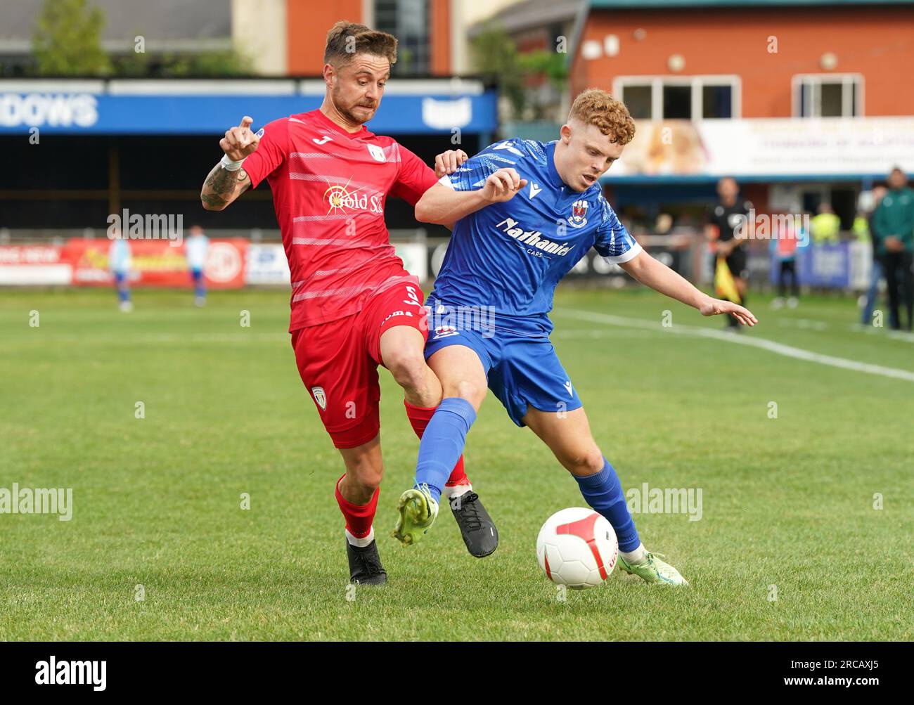 Penybont's Lewis Clutton (rechts) und FC Santa Coloma' Marc Rebes kämpfen um den Ball während der ersten Runde der UEFA Europa Conference League, der ersten Etappe im Dunraven Brewery Field, Bridgend. Foto: Donnerstag, 13. Juli 2023. Stockfoto