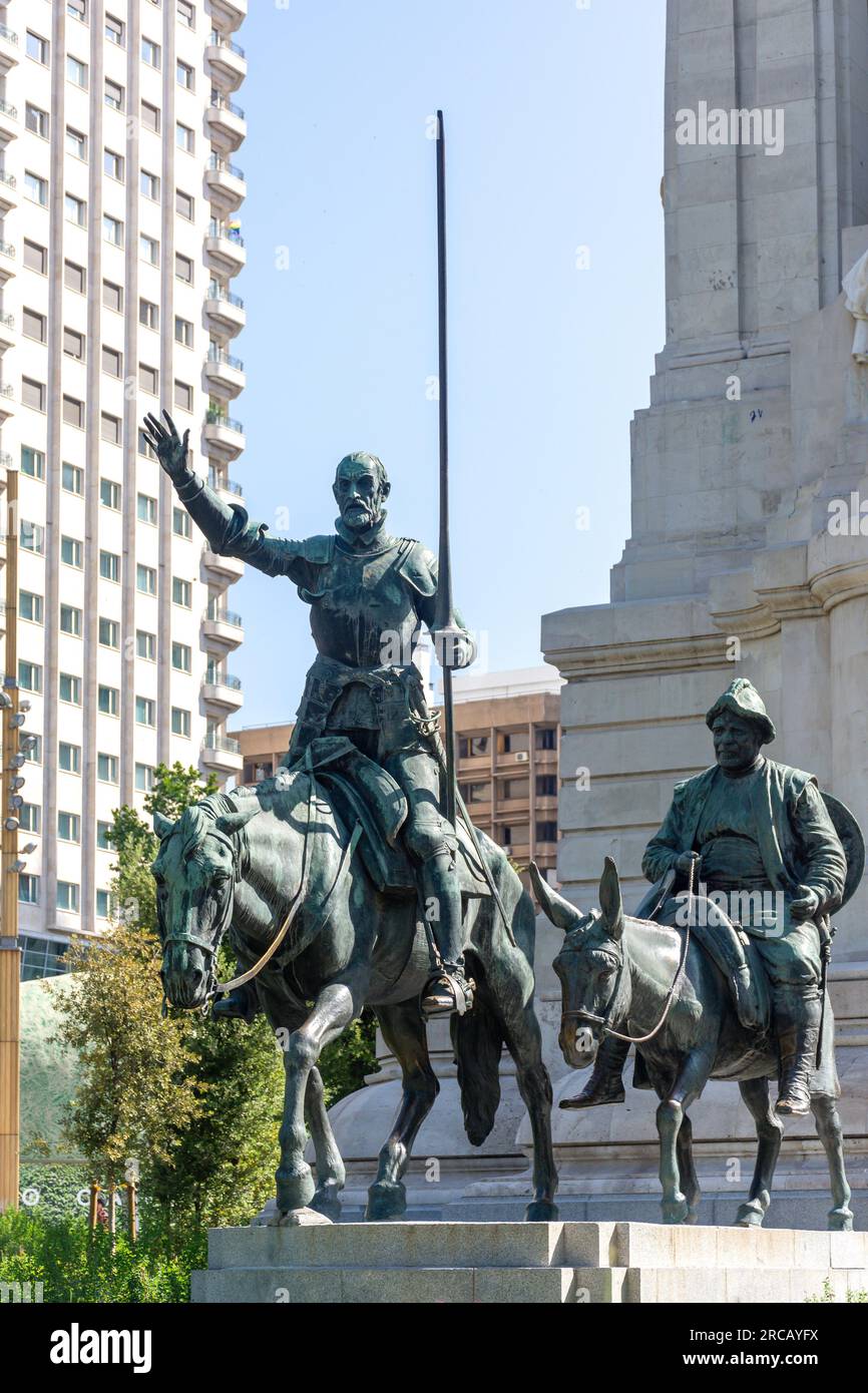 Bronzeskulpturen von Don Quijote und Sancho Panza am Denkmal für Miguel de Cervantes, Plaza de España, Centro, Madrid, Königreich Spanien Stockfoto