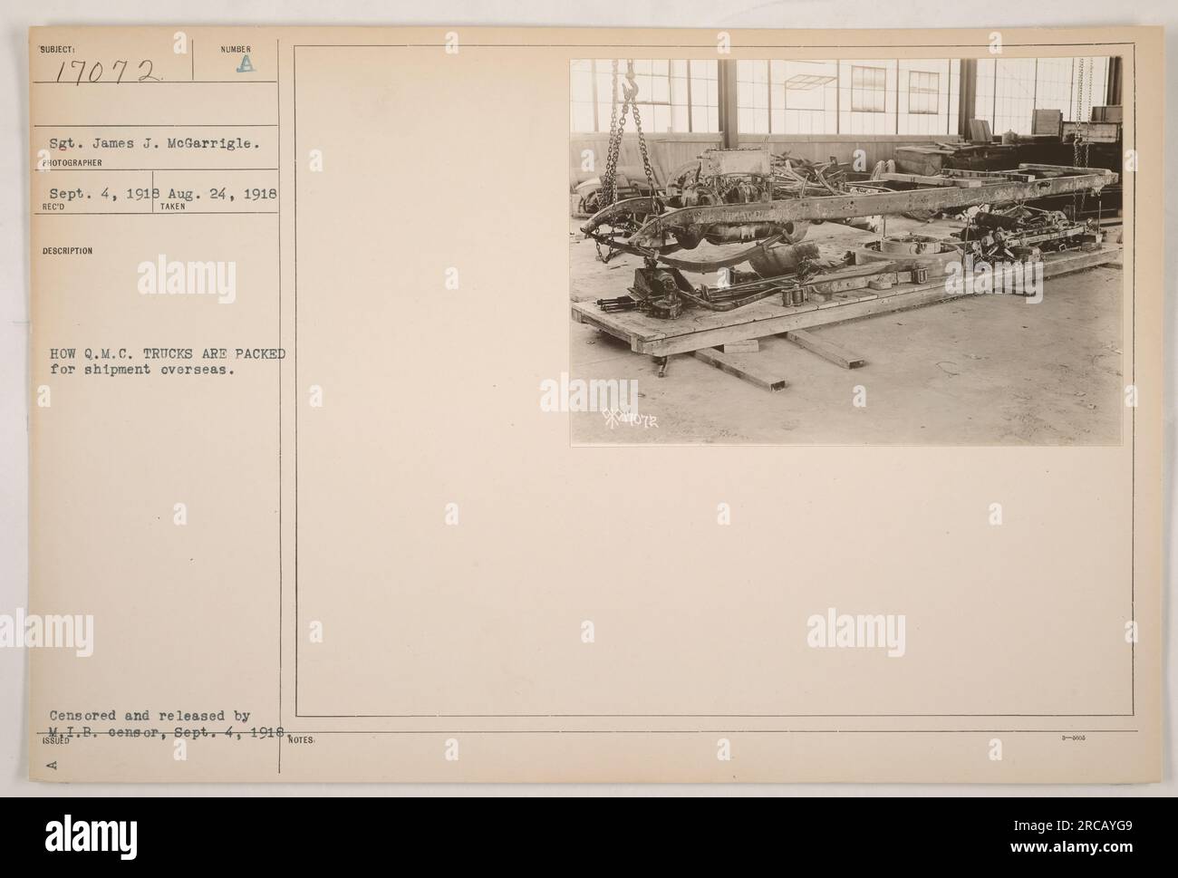 Sgt. James J. McGarrigle überwacht die Verpackung von Q.M.C. LKWs für den Versand ins Ausland während des Ersten Weltkriegs Das Foto wurde am 4. September 1916 aufgenommen. Das Bild wurde zensiert und vom M.J.B. -Zensor veröffentlicht. Das ist Teil einer Reihe von Fotos, die amerikanische Militäraktionen während des Krieges dokumentieren. Stockfoto