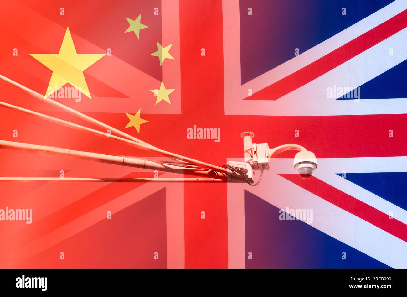 Flagge Chinas und des Vereinigten Königreichs, UK, mit cctv-Kamera. Spionage, Spyware, chinesische Regierung... Konzept Stockfoto