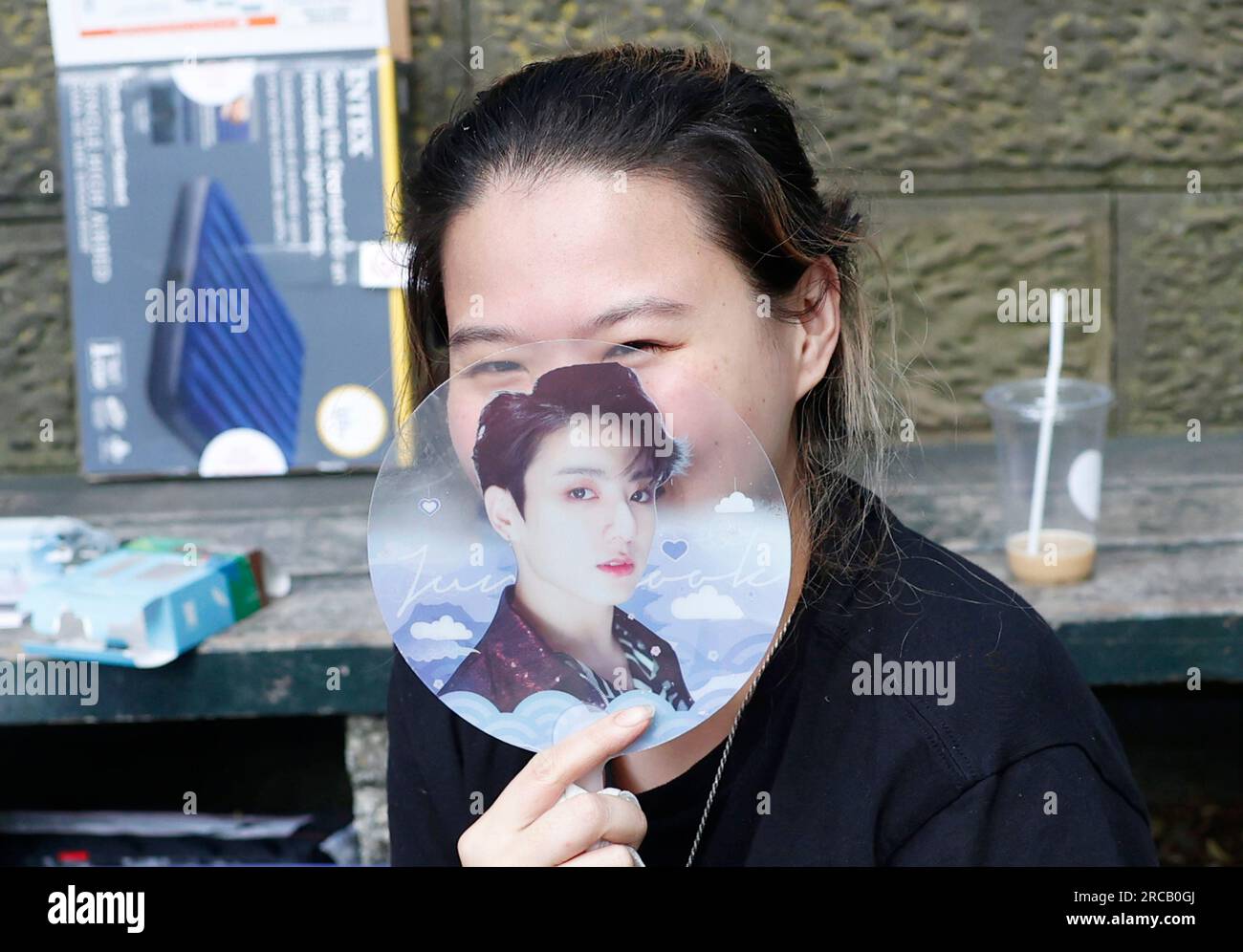 New York, Usa. 13. Juli 2023. Die Fans campen auf dem Bürgersteig und warten darauf, am 13. Juli 2023 im Rumsey Playfield/SummerStage im Central Park in New York City an der morgigen Aufführung von Jung Kook von BTS bei der „Good Morning America 2023 Summer Concert Series“ teilzunehmen. Foto: John Angelillo/UPI. Kredit: UPI/Alamy Live News Stockfoto