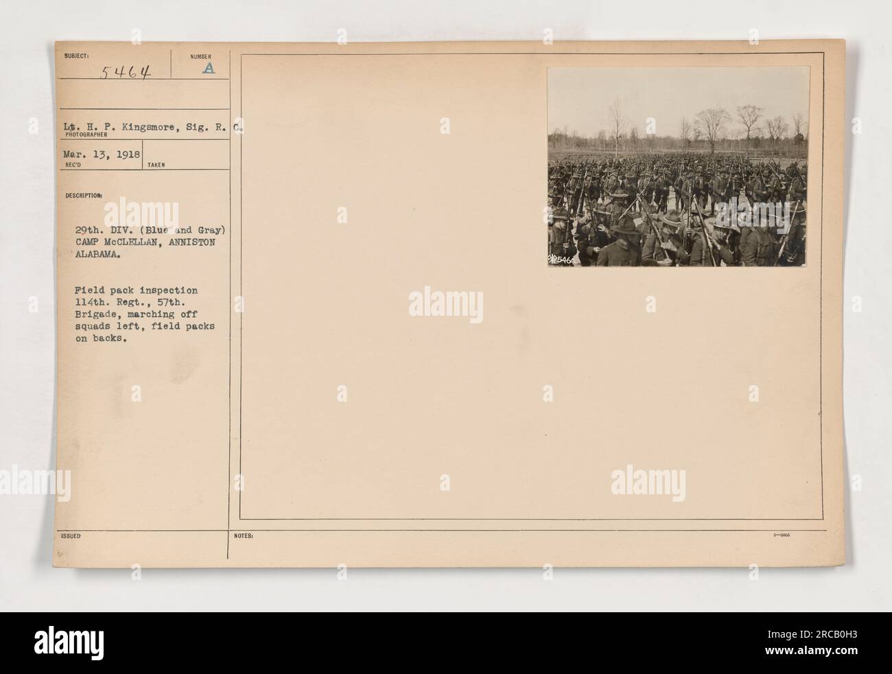 Soldaten der 29. Division (Blau und Grau) in Camp McClellan, Anniston, Alabama, nehmen an einer Feldpackungsinspektion Teil. Mitglieder des 114. Regiments, 57. Brigade, können gesehen werden, wie sie in Truppen nach links marschieren, mit ihren Feldpaketen auf dem Rücken. Stockfoto