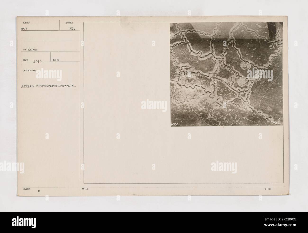 Luftfoto aus dem Ersten Weltkrieg zeigt einen unidentifizierten Ort mit Terrain. Bild Nummer 893, aufgenommen von Fotograf Bee im Jahr 1919 und mit dem Codesymbol KU ausgestellt. Das Foto ist ein Beispiel für Luftaufnahmen des Geländes. Hinweise weisen darauf hin, dass es sich um die Nummer 89 in einer Reihe handelt. Stockfoto