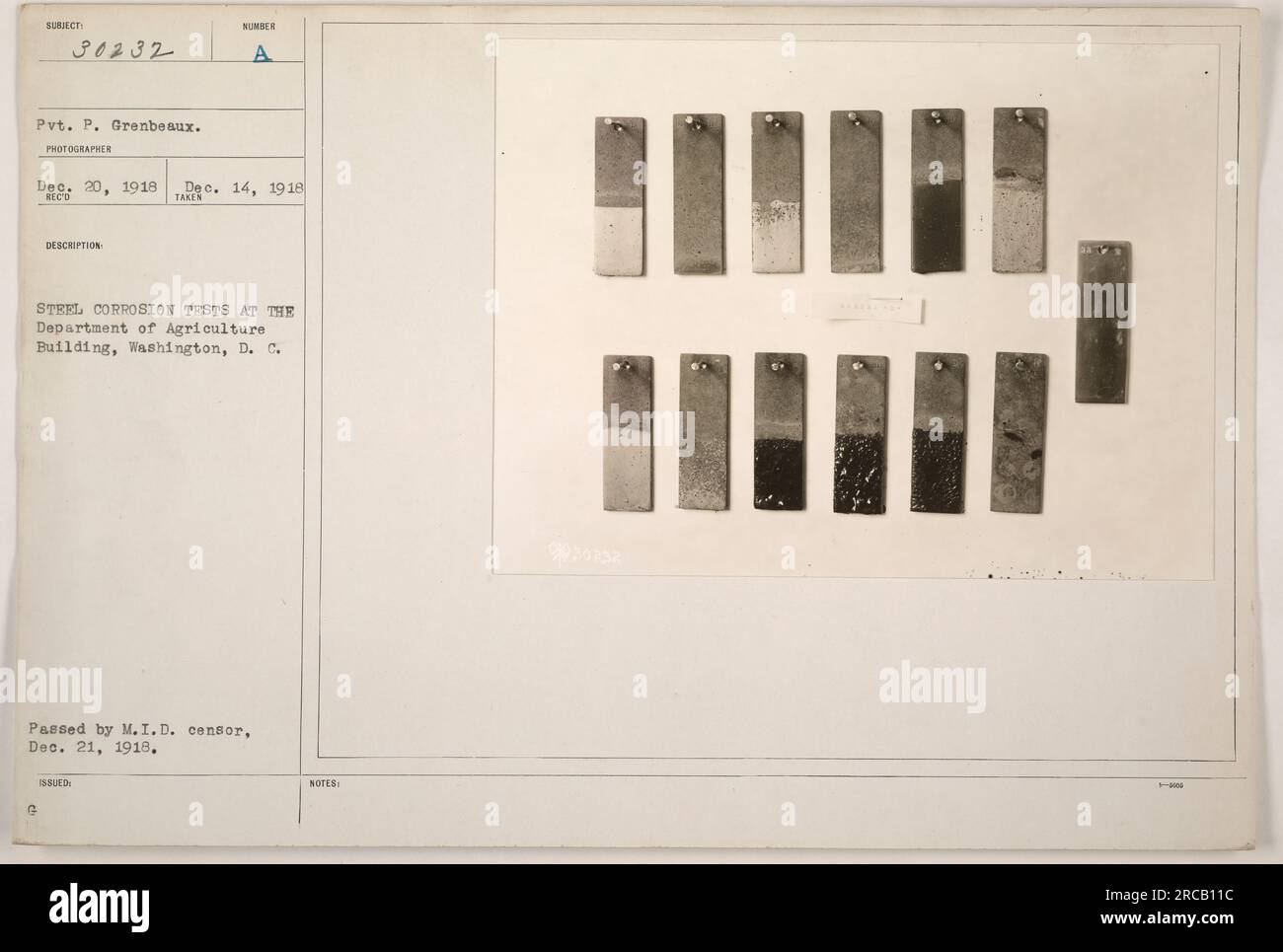Ein nicht identifizierter Gefreiter P. Grenbeaux beobachtet Stahlkorrosionstests, die im Department of Agriculture Building in Washington, D.C. durchgeführt werden Das Foto wurde am 20. Dezember 1918 aufgenommen. Das Bild zeigt die Beteiligung des Militärs an wissenschaftlichen Forschungen und Tests im Ersten Weltkrieg Stockfoto