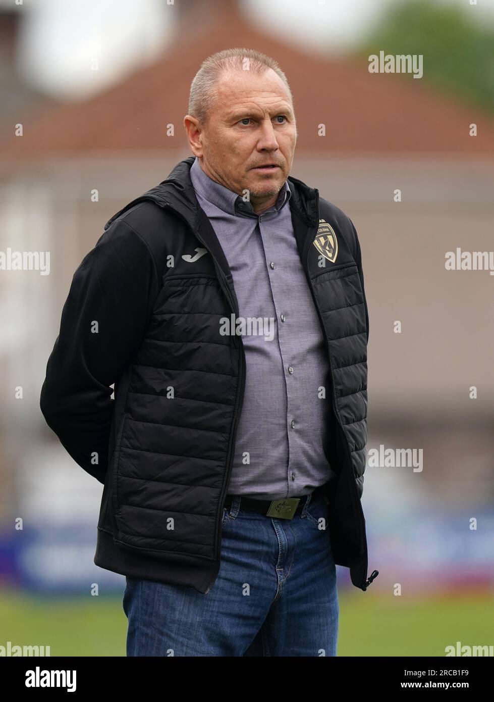 FC Santa Coloma Cheftrainer Dmitri Cheryshev während der ersten Runde der UEFA Europa Conference League, erster Spielabschnitt im Dunraven Brewery Field, Bridgend. Foto: Donnerstag, 13. Juli 2023. Stockfoto