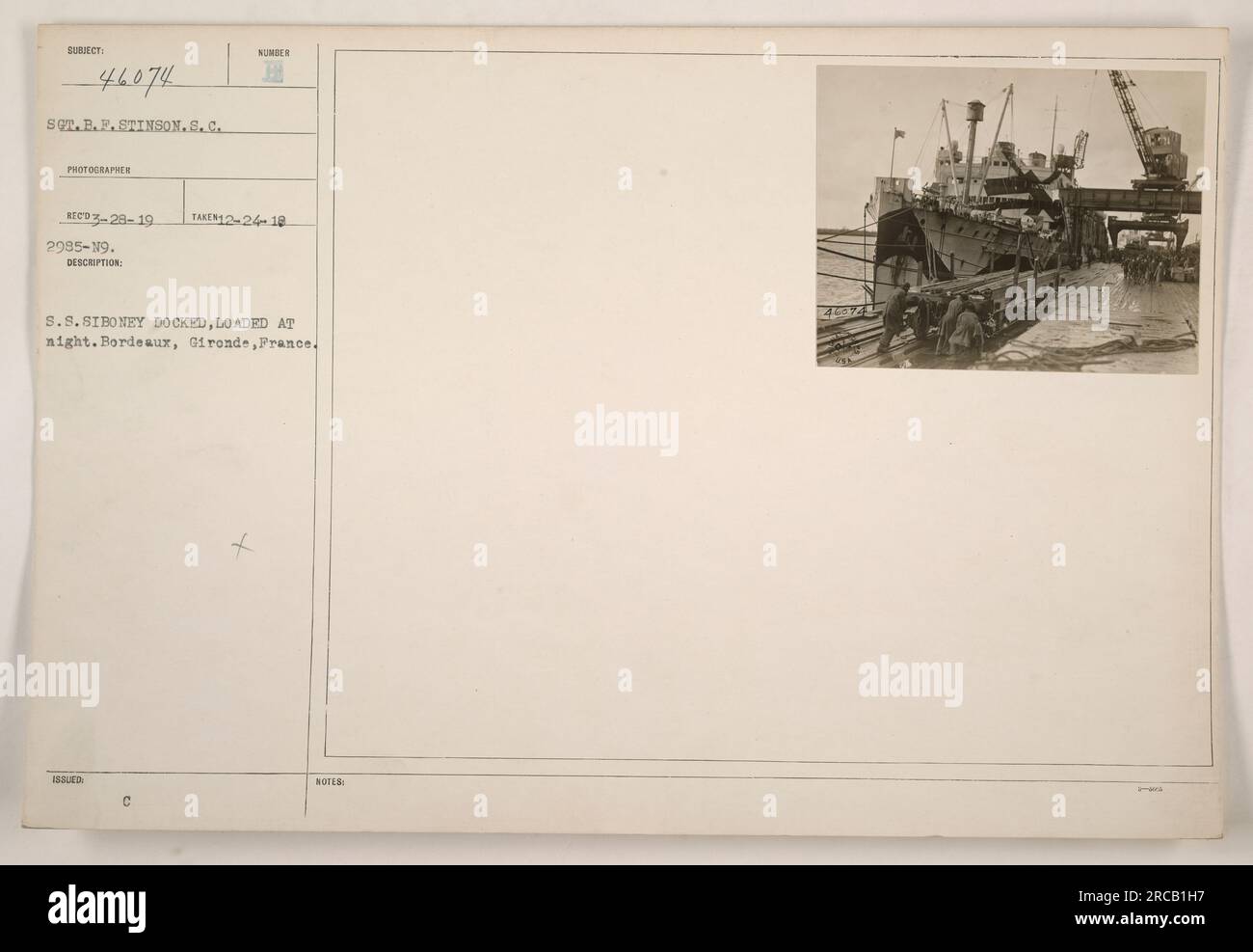 S. S.. Siboney, ein Schiff, das während des Ersten Weltkriegs an amerikanischen Militäraktivitäten beteiligt war, wird nachts in Bordeaux, Gironde, Frankreich, angedockt und beladen. Das Foto wurde vom Fotografen St. B.F. aufgenommen Stinson am 24. Dezember 1918. Das Bild ist unter der Ausgabenummer 40374 katalogisiert. Stockfoto