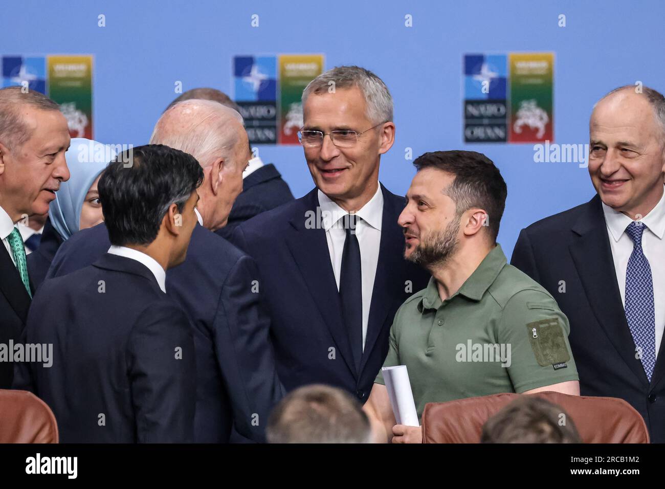 Ukrainischer Präsident Wolodymir Zelenskyy (Mitte)Gespräche mit dem Präsidenten von Turkiye Recep Erdogan, dem Premierminister des Vereinigten Königreichs Rishi Sunak, dem Präsidenten der USA Joe Biden, dem NATO-Generalsekretär Jens Stoltenberg und der NATO-DSG Mircea Geoan? Auf der Tagung des NATO-Ukraine-Rates auf der Ebene der Staats- und Regierungschefs während des hochrangigen NATO-Gipfels im Litexpo Conference Centre am 12. Juli 2023 in Vilnius, Litauen. Auf der Tagesordnung des Gipfels stehen die ukrainische Absicht, der Organisation beizutreten, der Beitrittsprozess Schwedens, die Aufstockung der Waffenbestände und die Überprüfung der Verteidigungspläne. (Foto von Dominika Zarz Stockfoto