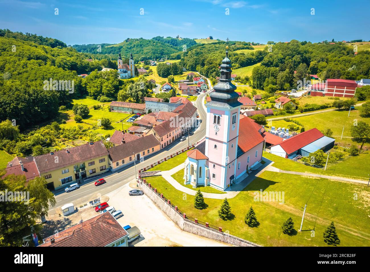 Dorf Strigova Türme und grüne Landschaft aus der Vogelperspektive, Medjimurje Region von Kroatien Stockfoto