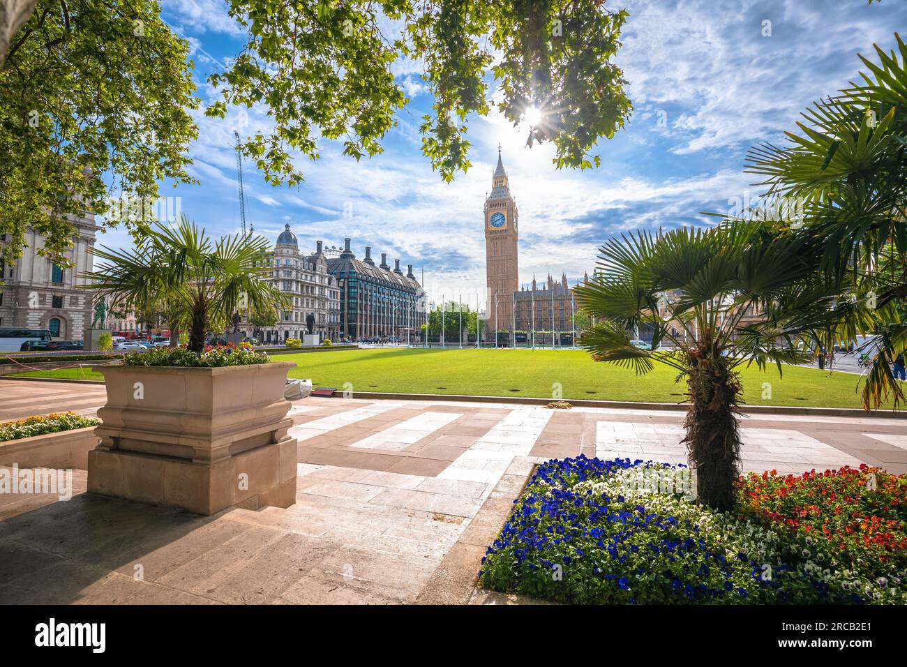 Parliament Square Garden und Big Ben mit Blick auf London, Hauptstadt von Großbritannien Stockfoto