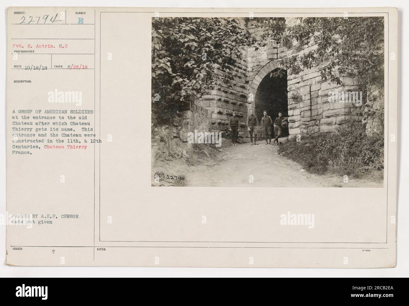 Eine Gruppe amerikanischer Soldaten am Eingang des alten Chateau Thierry in Frankreich. Das Schloss und sein Eingang wurden im 11. Und 12. Jahrhundert erbaut. Privat R. Antrim ist auf dem Foto abgebildet. Dieses Foto wurde am 25. August 1918 aufgenommen und offiziell am 18. Oktober 1918 aufgenommen. Es wurde vom A.E.P. Zensor genehmigt. Stockfoto