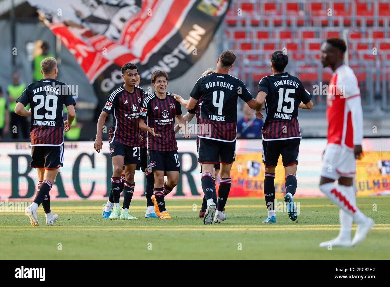 Nürnberg, Deutschland. 13. Juli 2023. - Testspiele, 1. FC Nürnberg – FC Arsenal, Max-Morlock-Stadion, Nürnberg: Nürnbergs Nathaniel Brown (l-r), Kanji Okunuki, James Lawrence und Ivan Marquez feiern Okunikis Ziel, es um 1:1 Uhr zu schaffen. Kredit: Daniel Löb/dpa/Alamy Live News Stockfoto