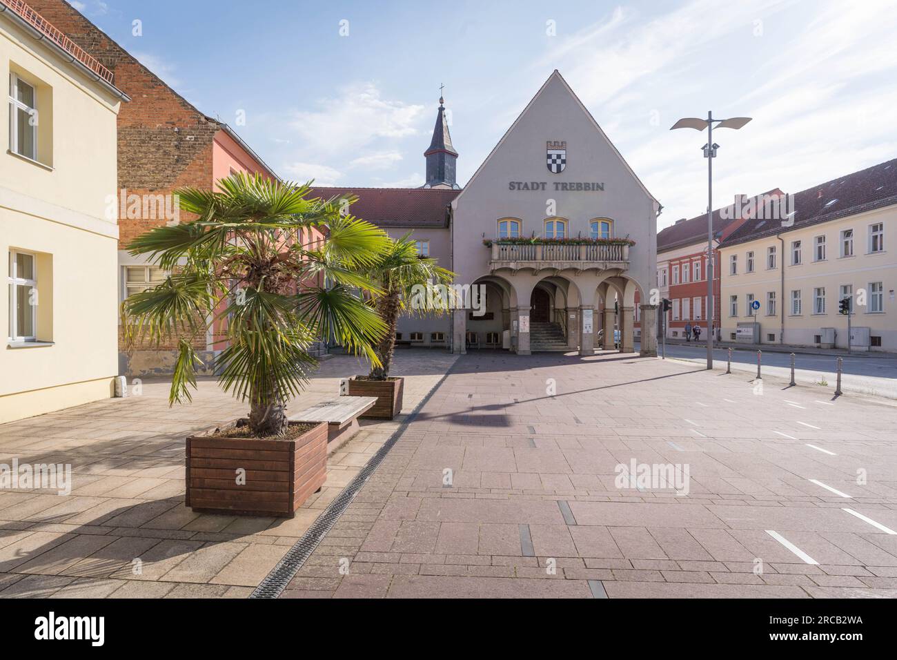 Trebbin, Brandenburg, Deutschland, Juli 13. 2023, die Stadt Trebbin, die Straßen und Gebäude zeigt, mit dem Rathaus im Fokus an einem sonnigen Nachmittag. Stockfoto