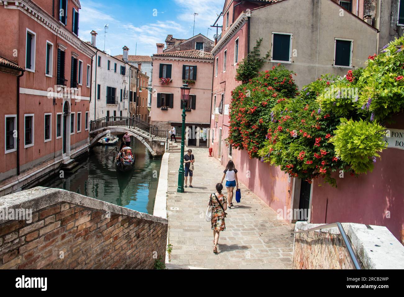 Venedig, Italien: Eine Mischung aus Touristen, Gondeln und engen Gassen. Die einheimische Bevölkerung lebt inmitten atemberaubender Architektur und bezauberndem Venetien Stockfoto