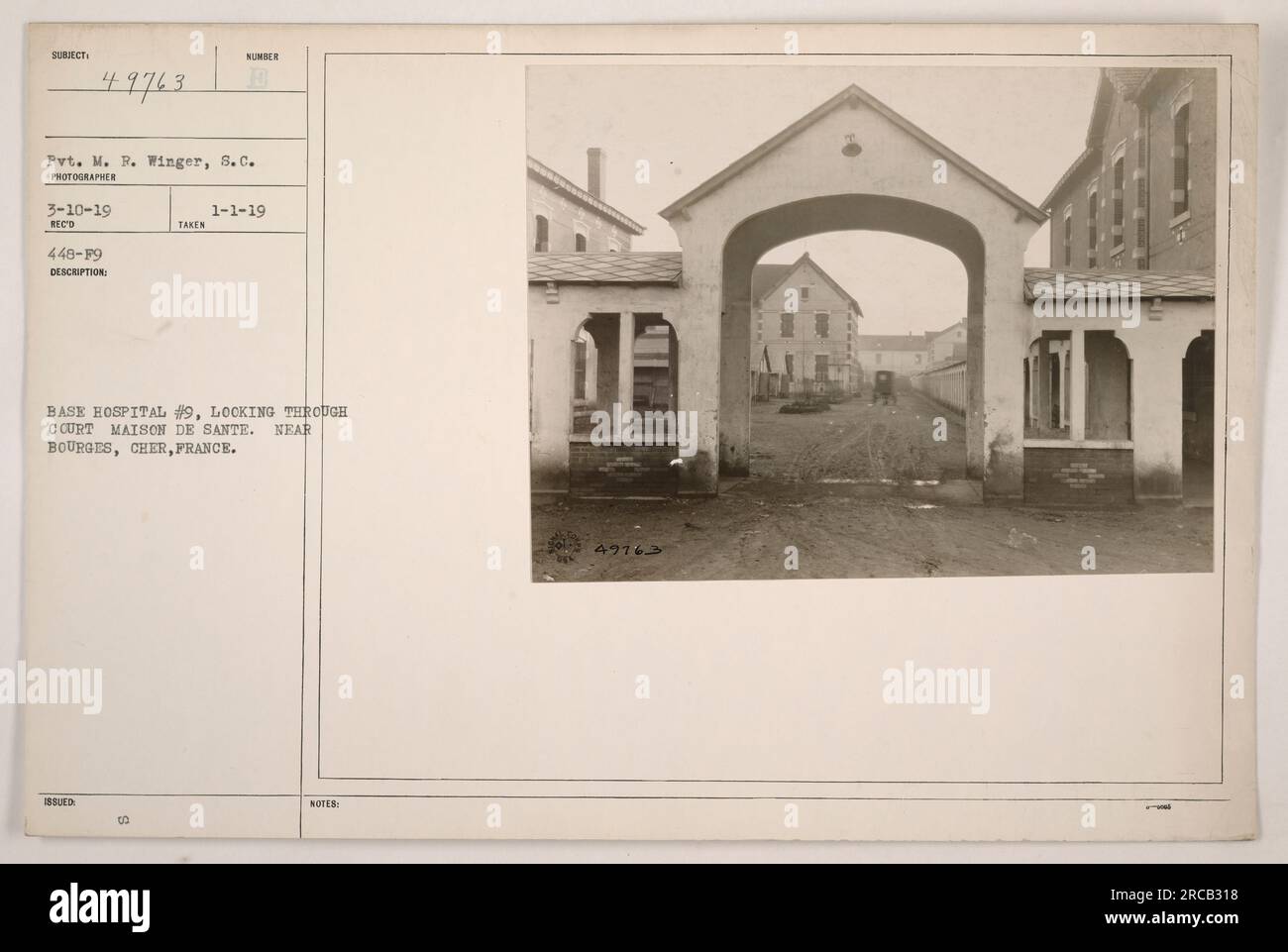 Bildunterschrift: Basse Krankenhaus Nr. 9, Blick durch den Hof von Maison de Sante. Dieses Foto zeigt die Aussicht in der Nähe von Bourges, Cher, Frankreich. Das Subjekt ist Gefreiter M. R. Winger von der S.C. Das Foto wurde am 3-10-19 aufgenommen und hat die Rekordnummer RECO 448-89. Es wurde ursprünglich am 1-1-19 aufgenommen und als Bild Nummer 18 gekennzeichnet. Stockfoto