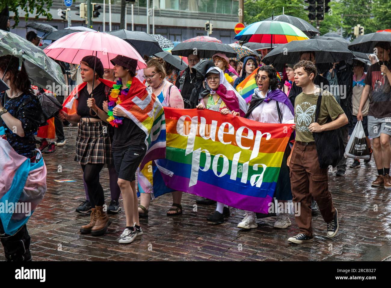 Queerpolia. Studenten der Metropolia University of Applied Sciences halten ein Banner auf der Helsinki Pride 2023 Parade in Helsinki, Finnland. Stockfoto