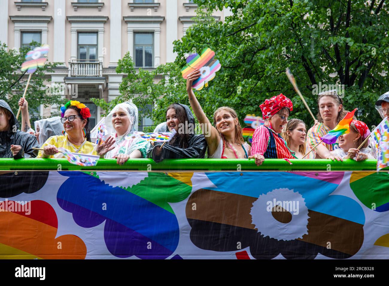 Leute auf dem Marimekko Truck feiern den Pride Month auf der Helsinki Pride 2023 Parade in Helsinki, Finnland Stockfoto