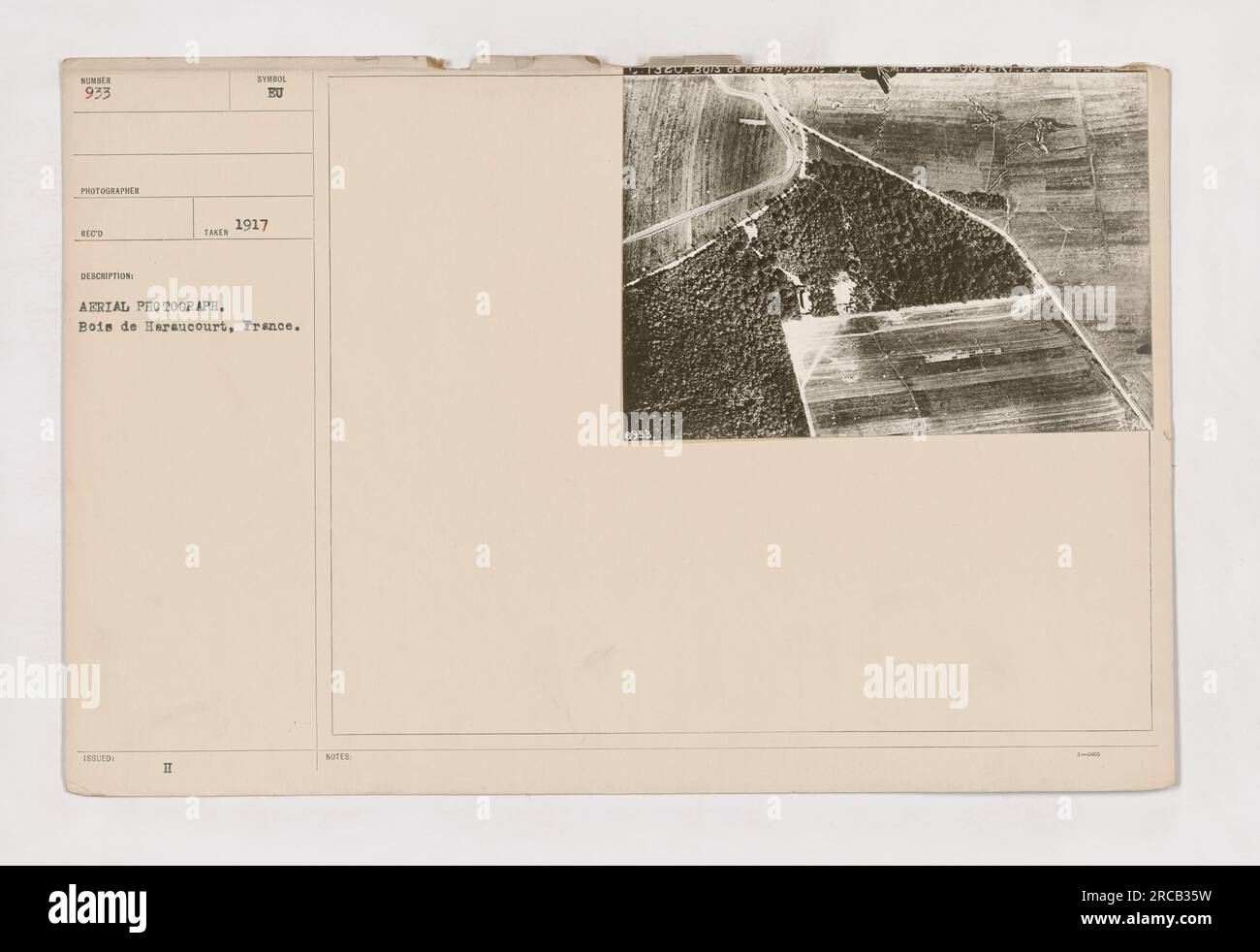 Luftaufnahme von Bois de Haraucourt, Frankreich während des Ersten Weltkriegs. Das Foto mit der Nummer 933 wurde von einem Fotografen der Reco Issue Syndol BU aufgenommen. Das Bild zeigt einen Blick auf den Wald von oben, aufgenommen im Jahr 1917. Die Notizen des Fotografen zeigen, dass es Teil einer Serie mit der Referenznummer 0988 war. Stockfoto