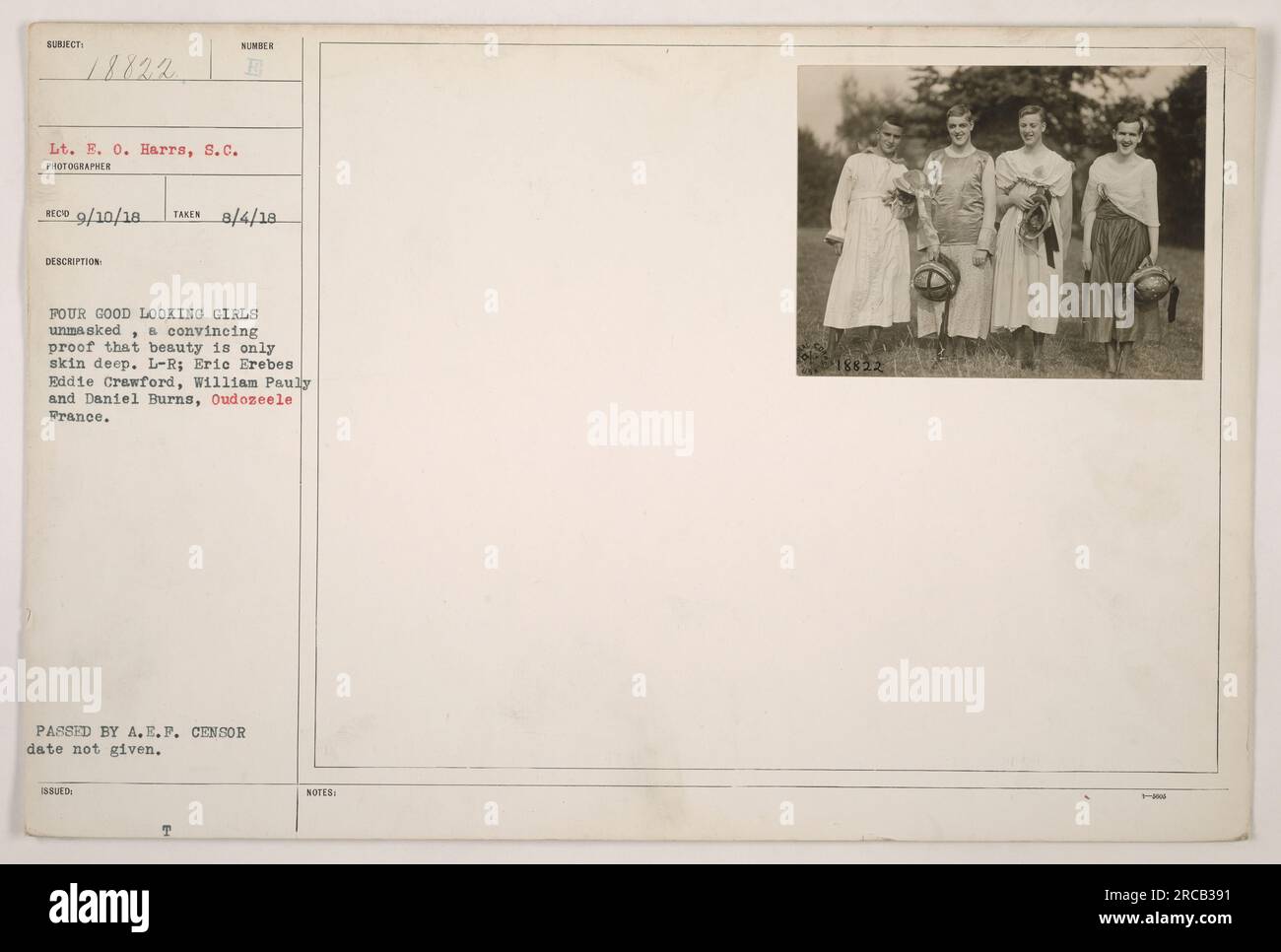 111-SC-18822: LT. E. O. Harrs, S.C., wird mit vier Frauen in Oudozeele, Frankreich, gezeigt am 8/4/18. Obwohl sie als „gut aussehende Mädchen“ bezeichnet werden, liegt die wahre Bedeutung in anspruchsvollen Schönheitsstandards. Dieses Bild hebt die Kameradschaft unter Soldaten hervor und dient als Beweis dafür, dass oberflächliche Eigenschaften nicht betont werden. Notiz von A.E.P. Zensor, Datum unbekannt. Stockfoto