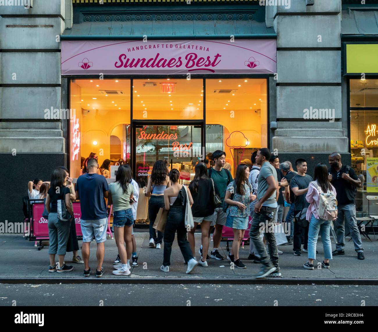 Menschenmassen vor dem neu eröffneten Sundaes Best Gelato Store in Koreatown in New York am Mittwoch, den 5. Juli 2023. (© Richard B. Levine) Stockfoto