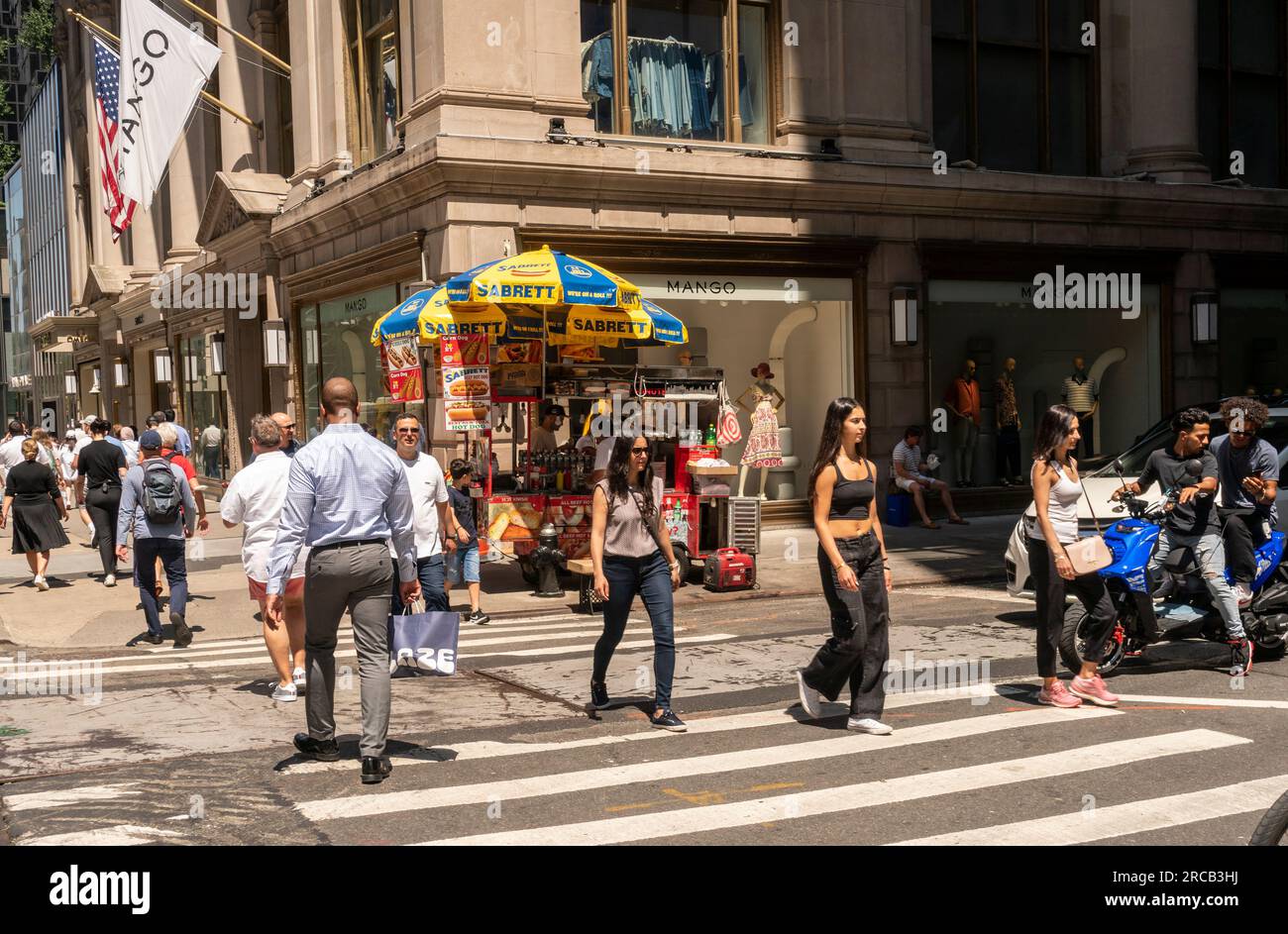 Menschenmassen in Midtown Manhattan sind am Donnerstag, den 6. Juli 2023 zu sehen. (© Richard B. Levine) Stockfoto