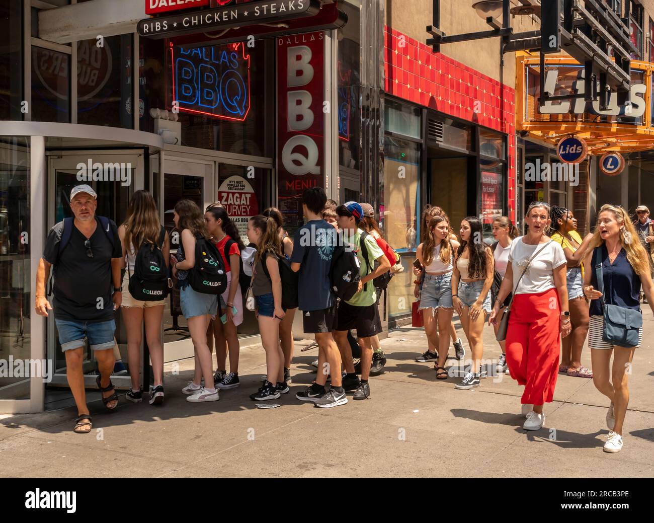 Die Gruppe steht am Samstag, den 8. Juli 2023, in Schlange, um das Dallas BBQ Restaurant am Times Square in New York zu betreten. © Richard B. Levine) Stockfoto