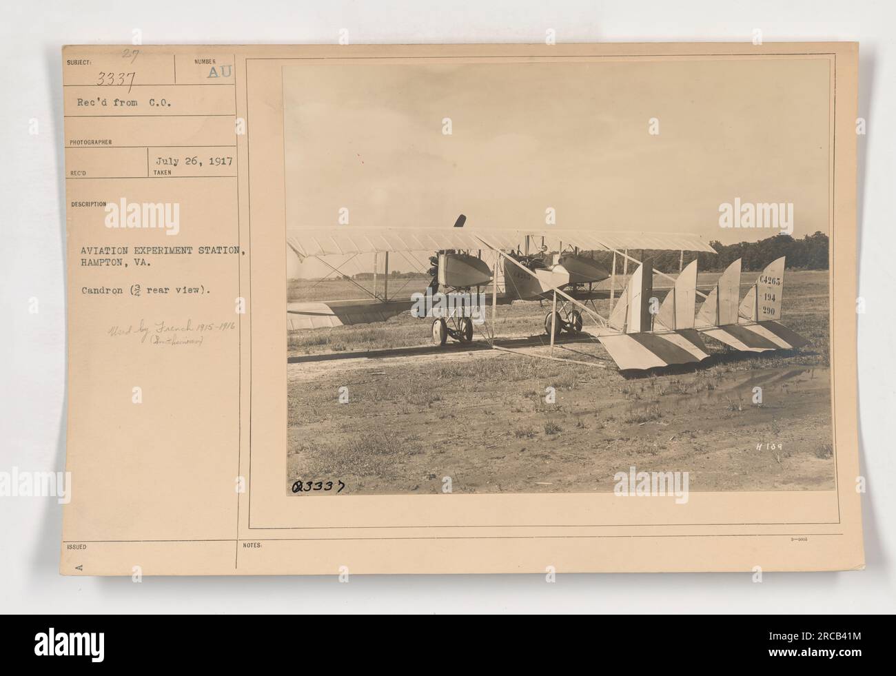 Die Abbildung zeigt eine 3/4-Rückansicht eines Caudron-Flugzeugs an der Aviation Experiment Station in Hampton, Virginia. Der Caudron wurde von den Franzosen zwischen 1915 und 1916 benutzt. Das Foto wurde an einem unbekannten Datum aufgenommen und ging am 26. Juli 1917 ein. Die Beschreibungsnummer lautet 3337 und wurde am 9. Oktober ausgestellt. Stockfoto