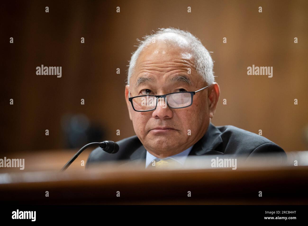 Jack ading, Minister für auswärtige Angelegenheiten und Handelspolitik der Marshallinseln, tritt vor einer Anhörung des Senatsausschusses für Energie und natürliche Ressourcen auf, um das Compact of Free Association Amendment Act von 2023 im Dirksen Senate Office Building in Washington, DC, am Donnerstag, den 13. Juli 2023 zu prüfen. Kredit: Rod Lamkey/CNP Stockfoto