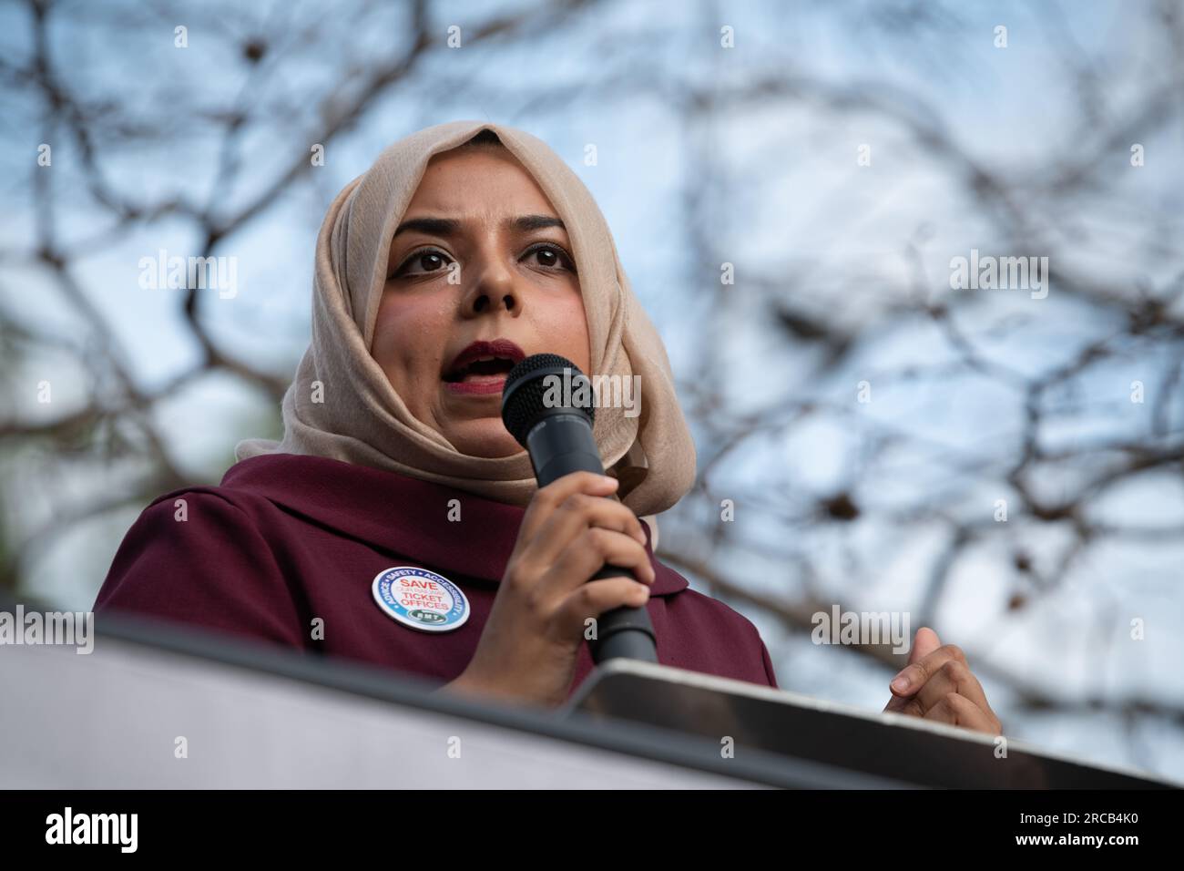 London, Großbritannien. 13. Juli 2023. Labour-MP Apsana Begum spricht vor dem Bahnhof Kings Cross, der von Rail Union RMT organisiert wurde, als das Eisenbahnunternehmen die Rail Delivery Group (RDG) eine Konsultation einleitete, bei der fast alle Bahnhofskarten in England innerhalb von drei Jahren geschlossen werden könnten. Aktivisten, die gegen die Pläne sind, zu denen auch Behinderte und Fahrgastgruppen gehören, halten Schließungen für eine Kostensenkungsmaßnahme, die die Eisenbahn nicht nur zu Arbeitsplatzverlusten, sondern auch zu weniger Sicherheit, Sicherheit und Zugänglichkeit führen würde. Kredit: Ron Fassbender/Alamy Live News Stockfoto