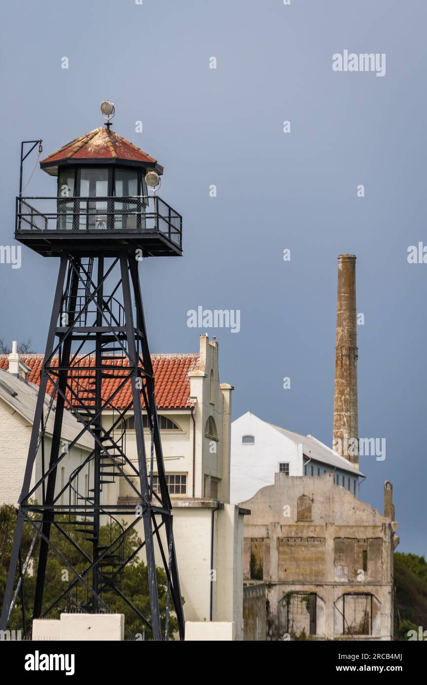 Gebäude und Wachturm in Alcatraz, San Francisco, Kalifornien Stockfoto