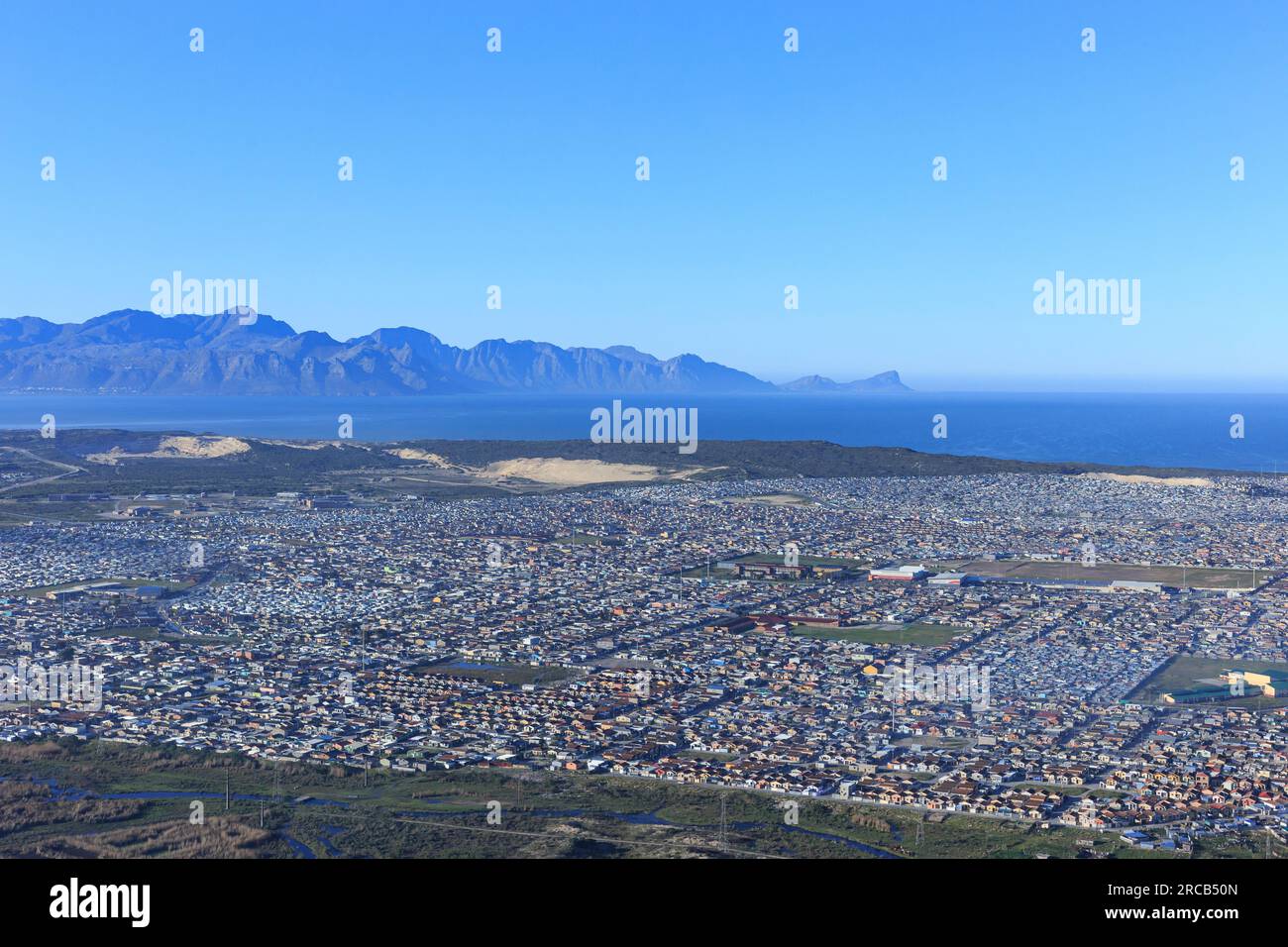 Kapstadt, Südafrika - 11. 2023. Juli: Die Cape Flats und False Bay aus der Vogelperspektive. Stockfoto