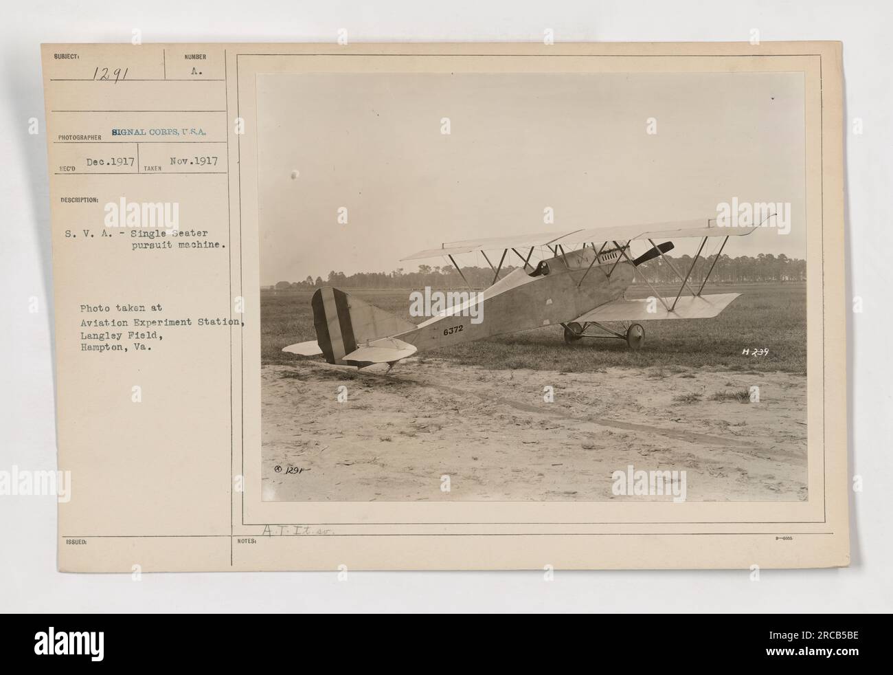 Drei italienische Piloten posieren während des Ersten Weltkriegs für ein Foto in den Vereinigten Staaten. Das Foto wurde in der Aviation Experiment Station, Langley Field, Hampton, Virginia aufgenommen. Es zeigt die Piloten mit einer einsitzigen Verfolgungsmaschine. Stockfoto