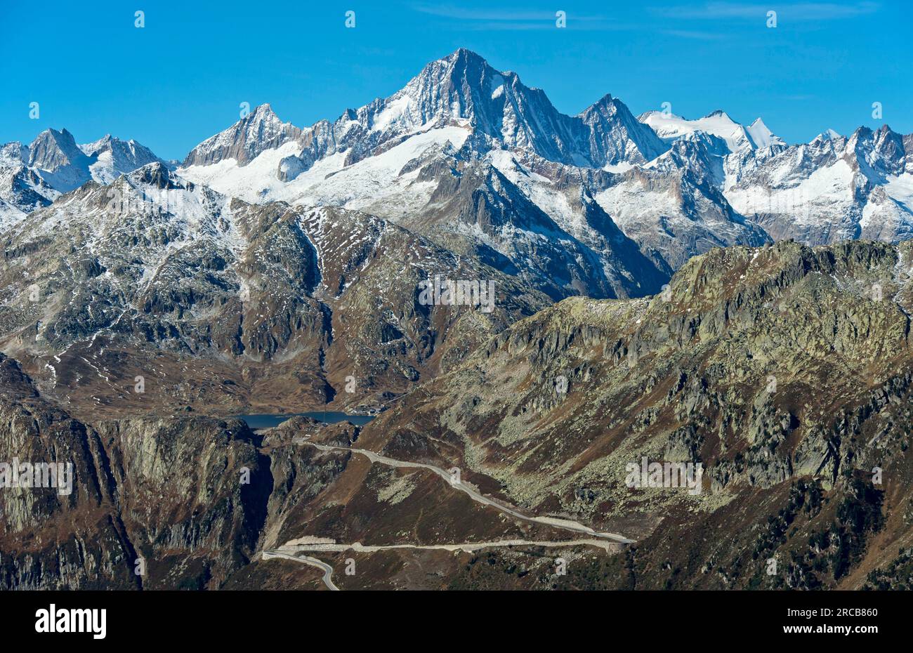 Blick vom Furka Pass auf die Bergstraße zum Grimselpass, Finsteraarhorn Gipfel dahinter, Furka Pass, Wallis, Schweiz Stockfoto