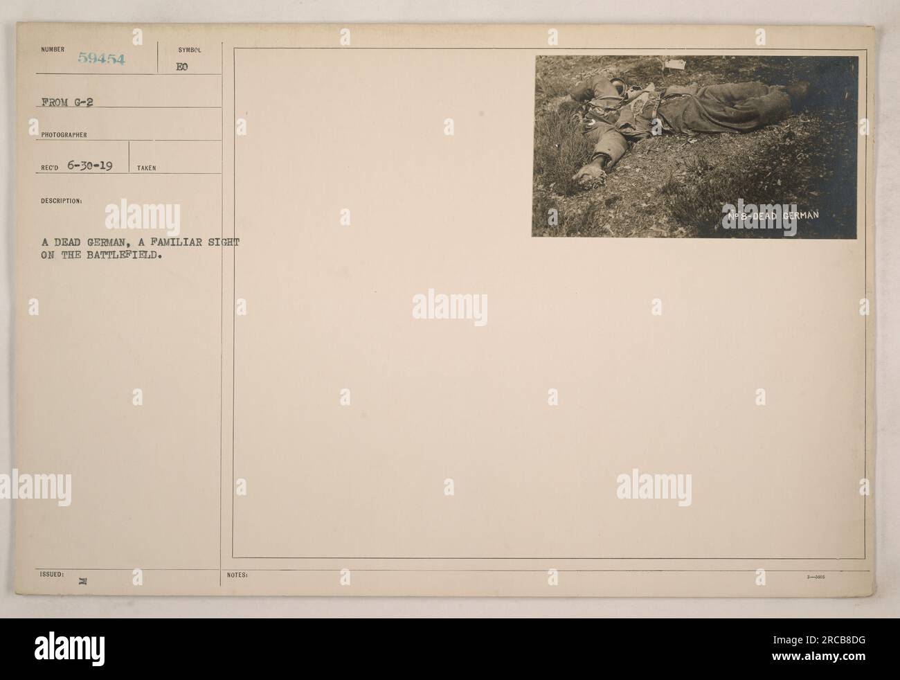 Ein Foto, das die Nachwirkungen einer Schlacht während des Ersten Weltkriegs feststellt Das Bild zeigt einen gefallenen deutschen Soldaten, ein gewöhnlicher Anblick auf dem Schlachtfeld. Dieses Foto wird als „Nummer 59454“ bezeichnet und wurde am 30. Juni 1919 von einem G-2-Fotografen aufgenommen. Die Beschreibung für dieses Foto ist „SYMBOL A DEAD GERMAN“, zusammen mit zwei EO-Notizen (Enemy Observer) - „NB-DEAD GERMAN“. Stockfoto