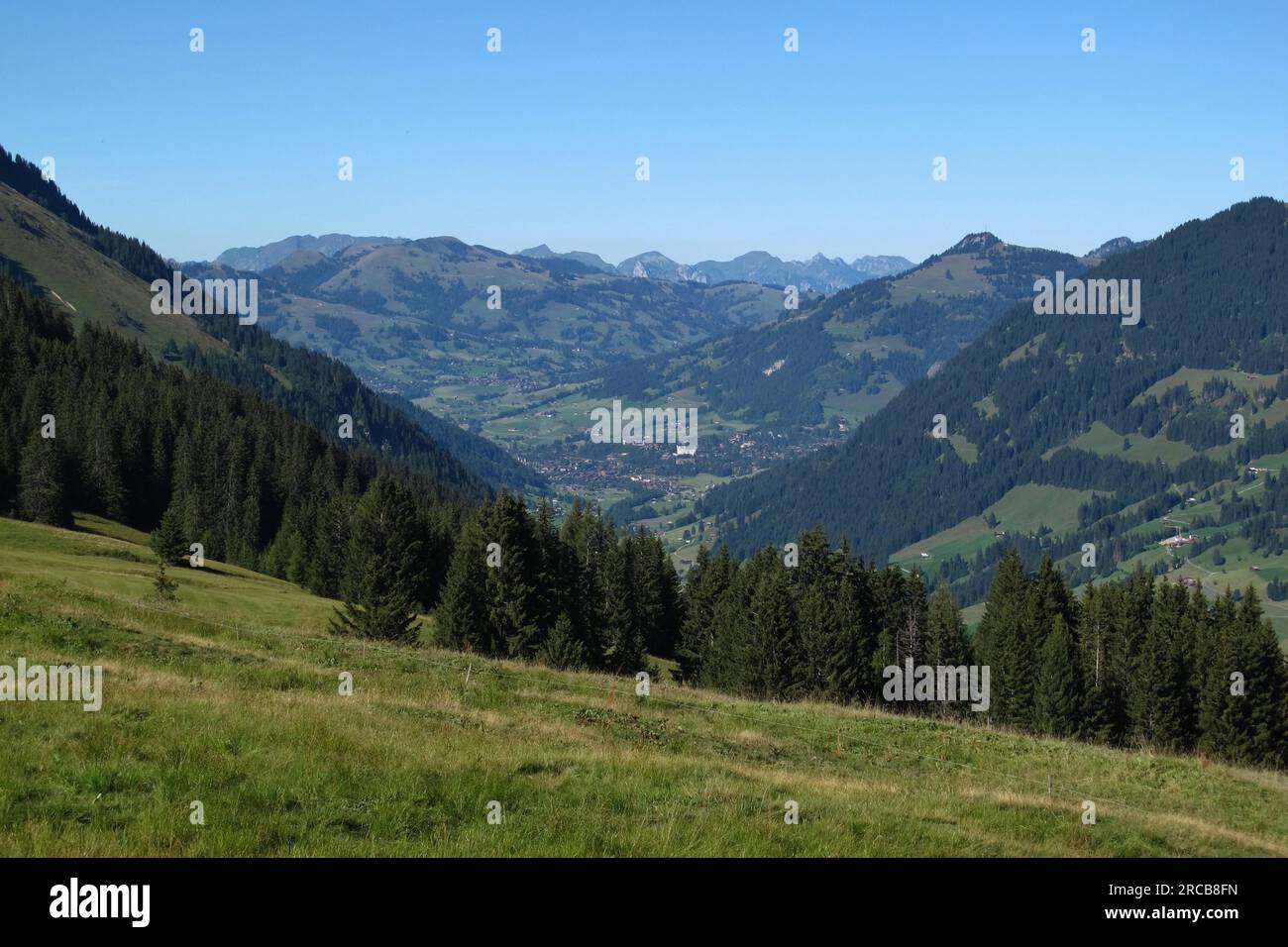 Weiter Blick auf das berühmte Dorf und Ferienresort Gstaad Stockfoto