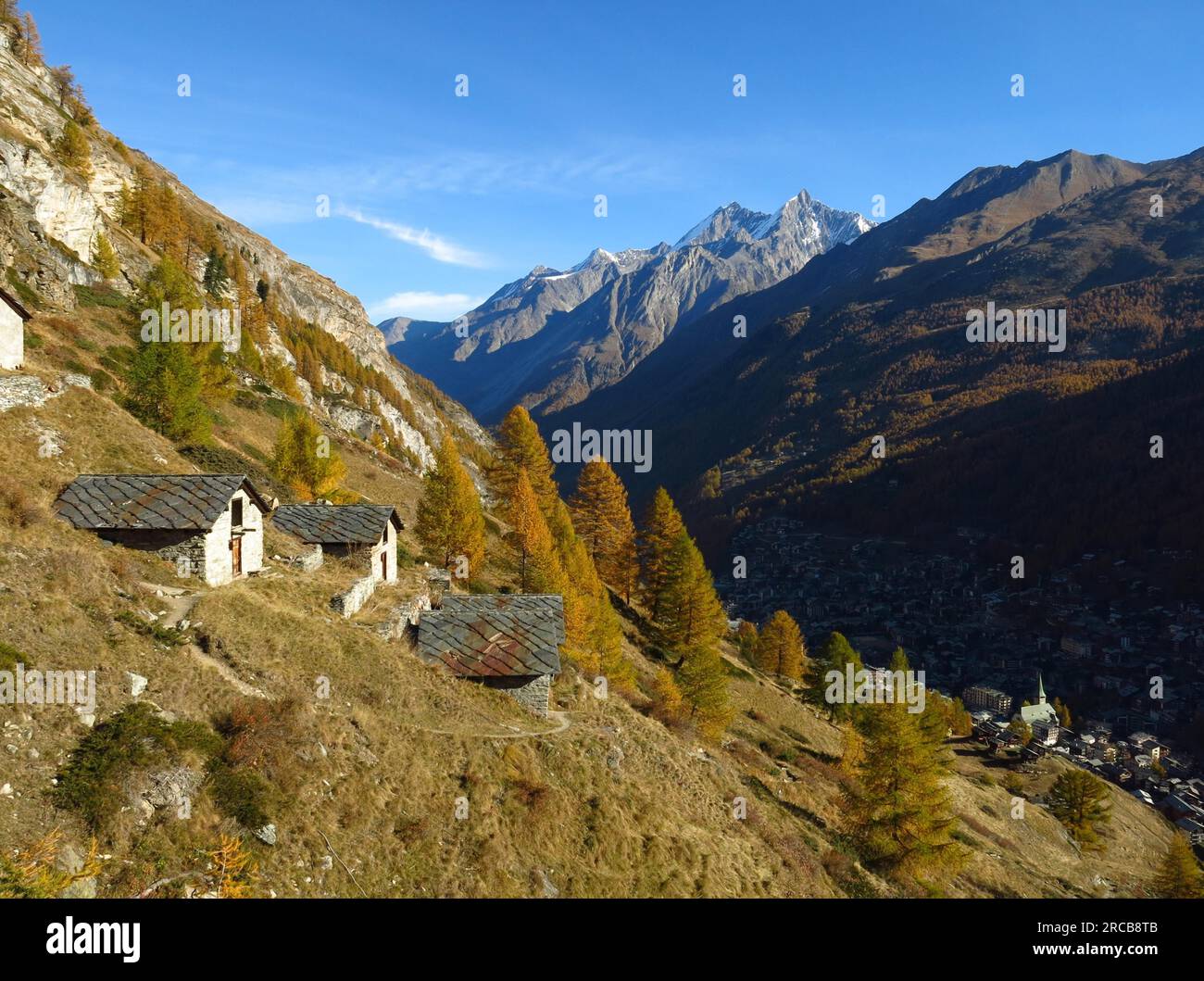 Herbstlandschaft in Zermatt und traditionelle Hütten mit Steindächern Stockfoto