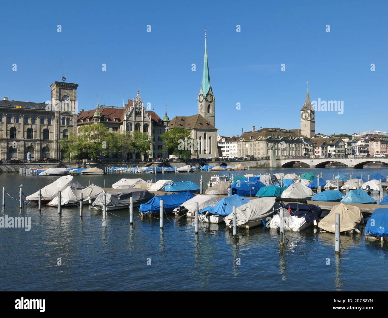 Boote auf der Limmat und Fraumünster, Szene in Zürich Stockfoto