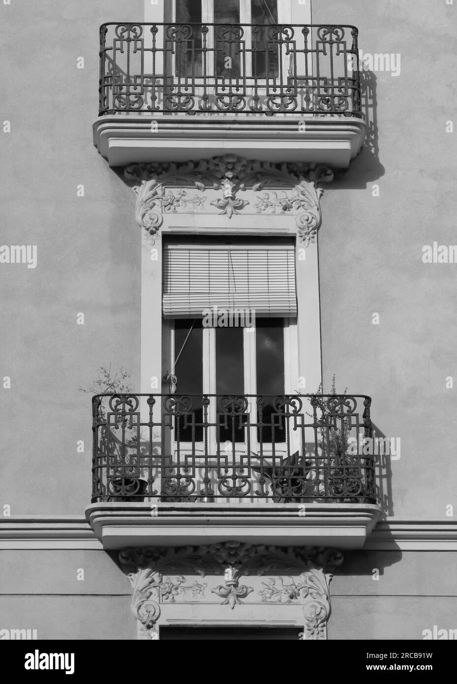 Alte Fassade mit Balkon in Valencia Stockfoto