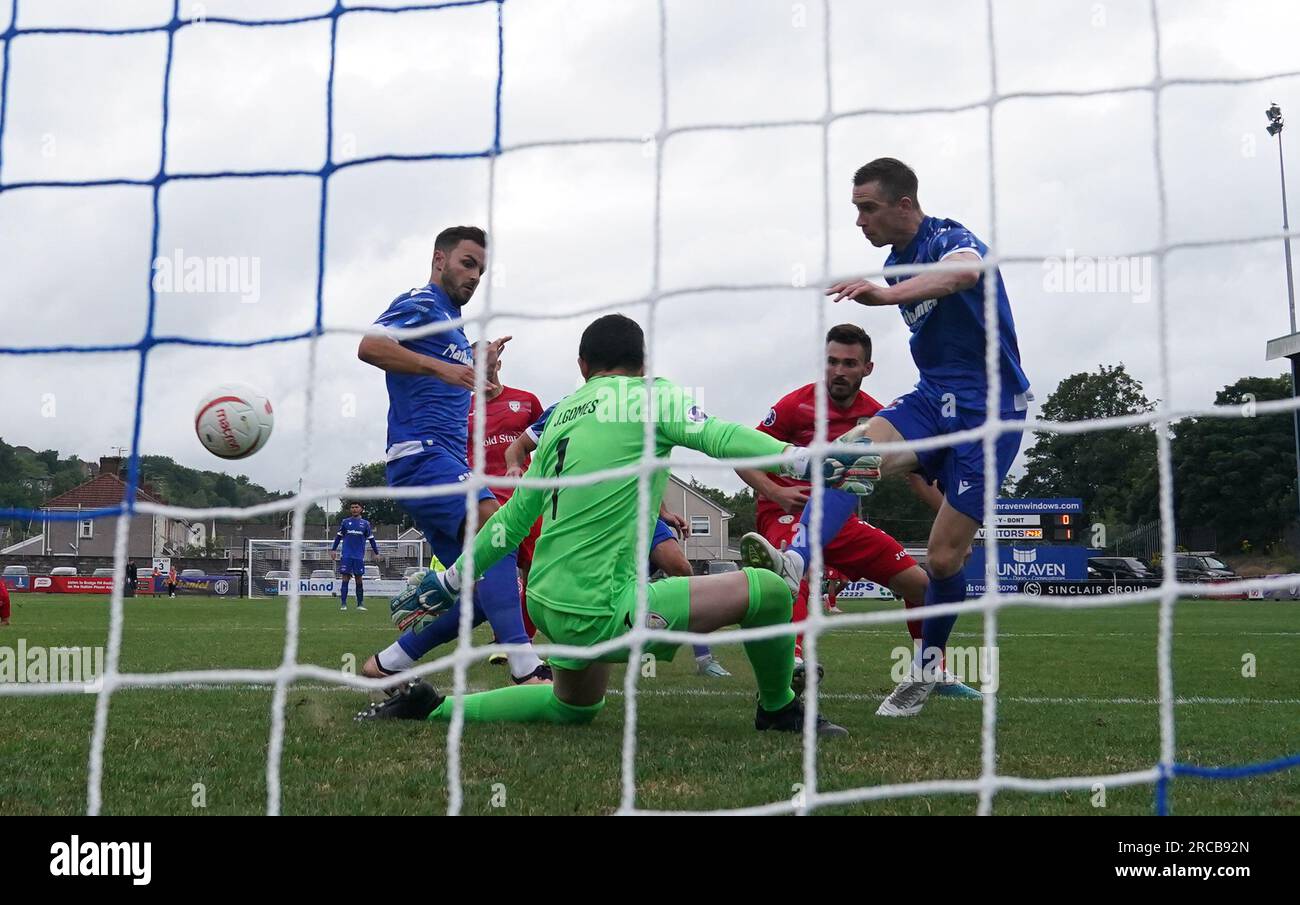 Chris Venables von Penybont (rechts) erzielt bei der UEFA Europa Conference League in der ersten Runde des ersten Spielfeldes auf dem Dunraven Brewery Field in Bridgend das erste Tor seiner Seite. Foto: Donnerstag, 13. Juli 2023. Stockfoto