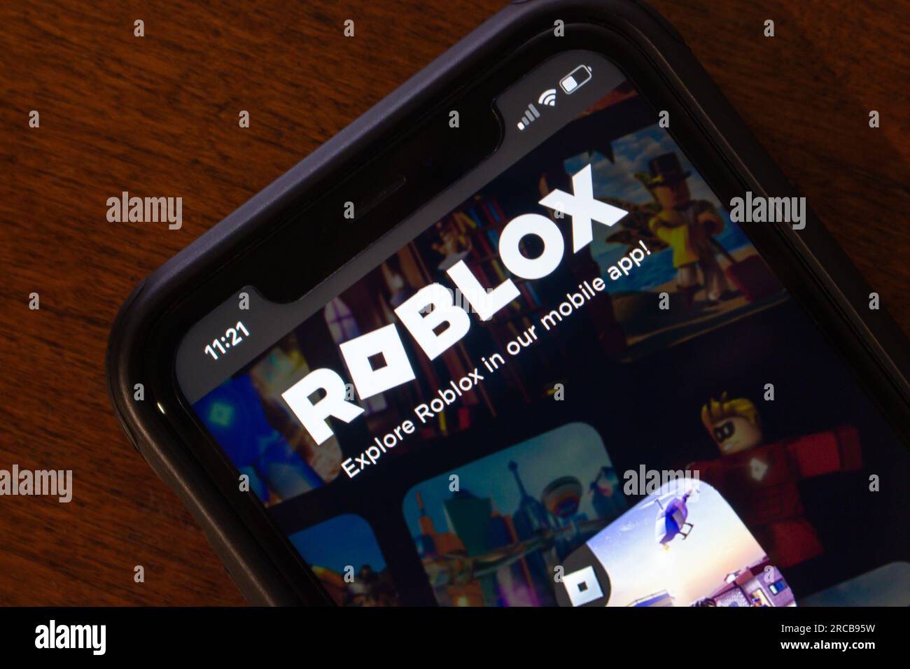 Roblox-Website auf dem iPhone. Roblox ist eine Spieleplattform und ein Spielerstellungssystem. Es hostet von Benutzern erstellte Spiele, die in der Programmiersprache Lua codiert sind Stockfoto