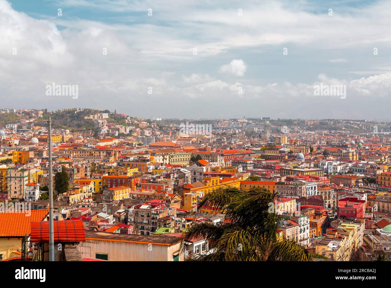 Neapel, Italien - 9. April 2022: Unvergleichlicher Blick auf die Stadt Neapel von der burg Sant'Elmo, Kampanien, Italien. Stockfoto