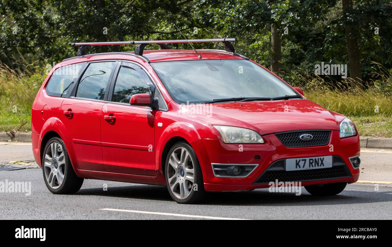 Milton Keynes, Großbritannien - Juli 13. 2023: 2006 Red FORD FOCUS GHIA mit Dachgepäckträger, der auf einer englischen Straße fährt Stockfoto