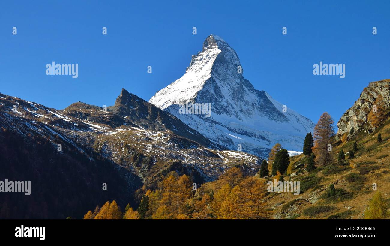 Majestätisches Matterhorn nach Schneefall im Herbst Stockfoto